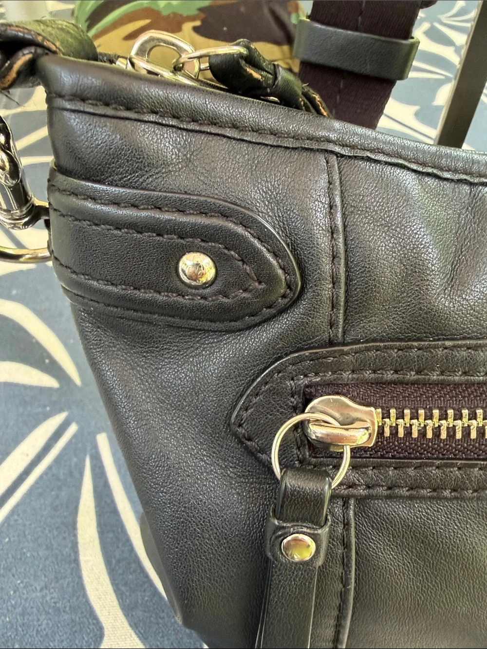 Coach Vintage Y2K Daisy Black Leather Shoulder Bag with Front Zip and Logo.